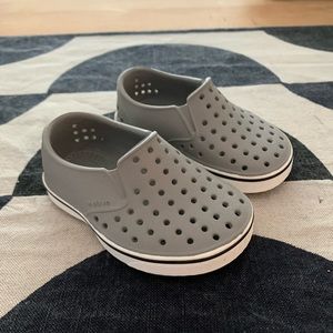 Native toddler shoes size 4